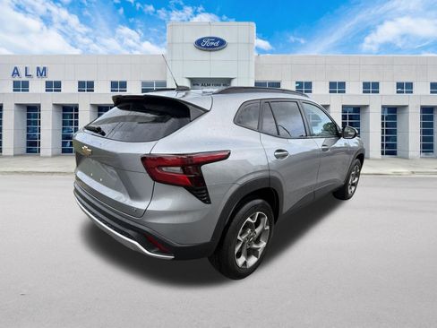 Used 2025 Chevrolet Trax LT w/ LT Convenience Package FWD image 5