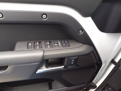 Used 2025 Land Rover Defender 110 S image 13