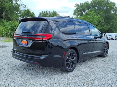 Used 2025 Chrysler Pacifica Limited FWD image 8