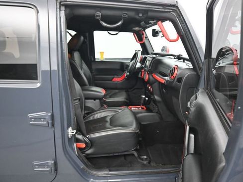 Used 2016 Jeep Wrangler Unlimited Rubicon w/ Connectivity Group AWD/4WD image 32