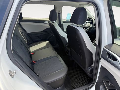 Used 2025 Volkswagen Taos SE w/ Panoramic Sunroof Package AWD/4WD image 18