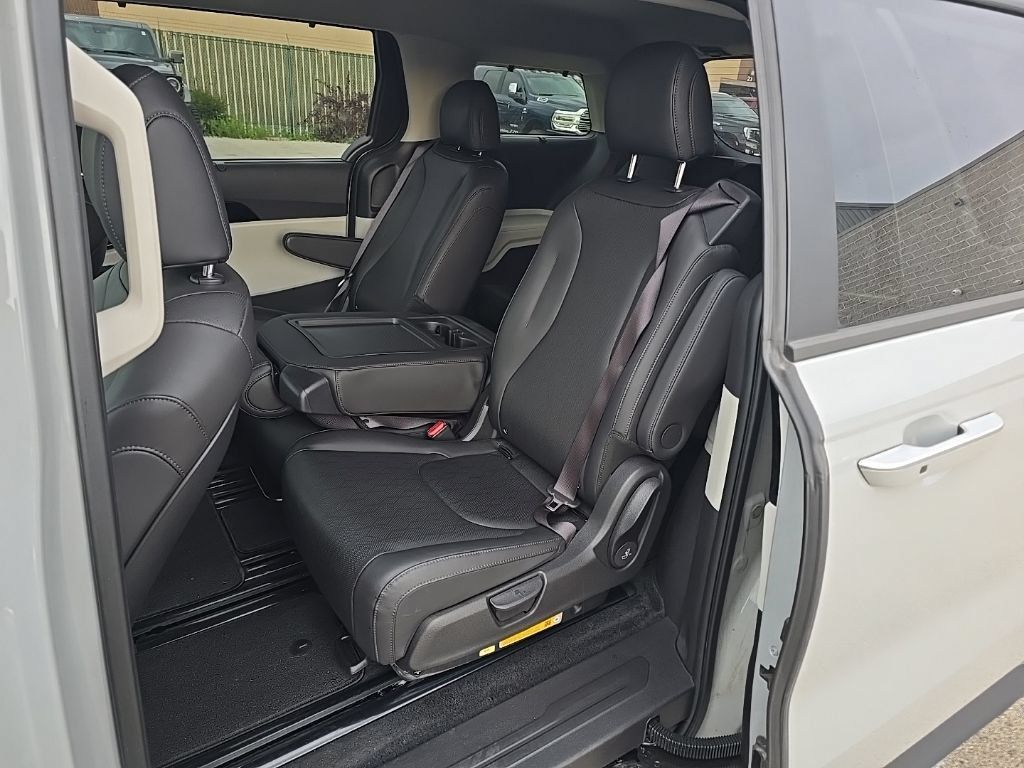 Used 2023 Kia Carnival EX FWD image 16