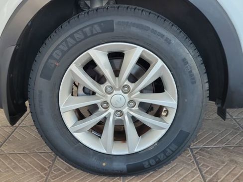 Used 2017 Kia Sorento LX image 5