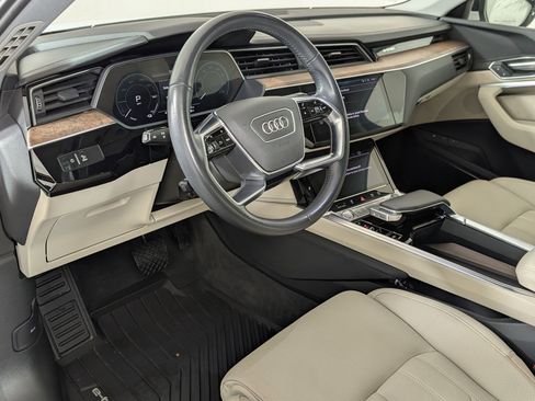 Used 2019 Audi e-tron Prestige w/ Prestige Package image 4