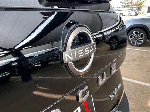 Certified 2023 Nissan Rogue SV image 27