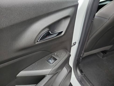 Used 2025 Chevrolet Trax LT image 13