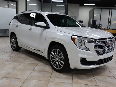 Used 2024 GMC Terrain Denali w/ Denali Premium Package AWD/4WD image 7