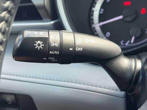 Used 2023 Toyota Highlander XLE AWD/4WD image 29