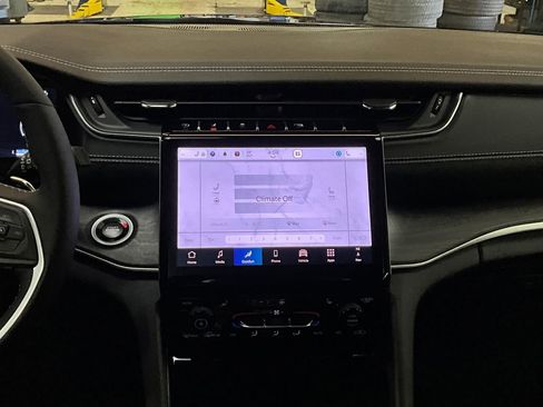 New 2025 Jeep Grand Cherokee Limited w/ Black Appearance Package image 18