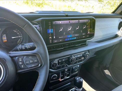 Used 2024 Jeep Wrangler Unlimited w/ Convenience Group AWD/4WD image 25