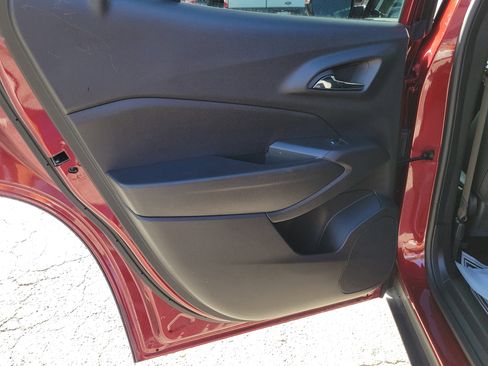 Used 2025 Chevrolet Trax LT FWD image 11