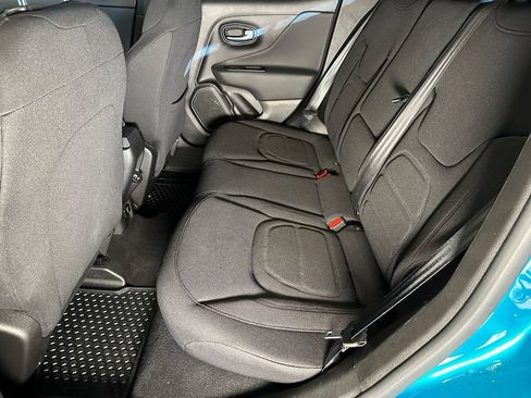 Used 2022 Jeep Renegade Latitude w/ Convenience Group AWD/4WD image 21