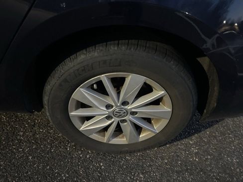 Used 2016 Volkswagen Golf S image 5