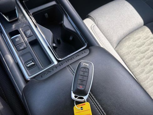 Used 2025 Nissan Pathfinder SV FWD image 18