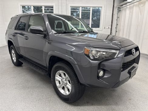 Used 2018 Toyota 4Runner SR5 AWD/4WD image 3