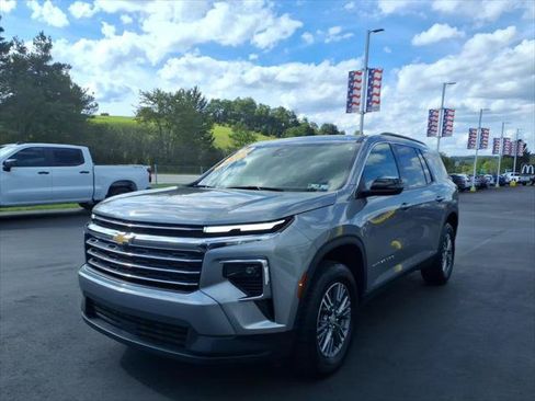 Used 2025 Chevrolet Traverse LT AWD/4WD image 4
