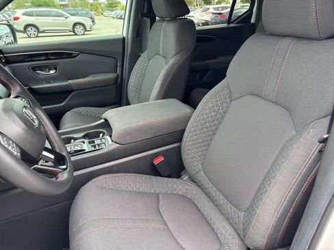 Used 2025 Honda Pilot Sport image 11