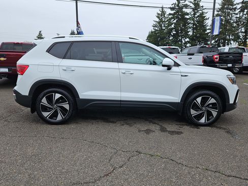 Used 2024 Volkswagen Taos SE image 6