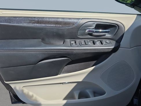 Used 2011 Chrysler Town & Country Touring FWD image 16