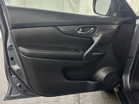 Used 2018 Nissan Rogue SV w/ Sun & Sound Touring Package image 8