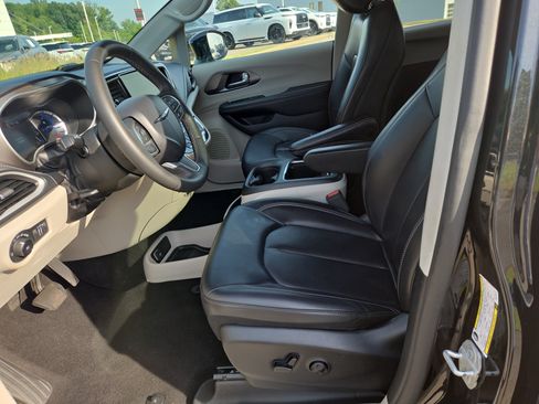 Used 2024 Chrysler Pacifica Limited FWD image 5