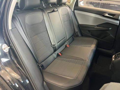 Used 2022 Volkswagen Taos SE w/ Driver Assistance Package FWD image 34