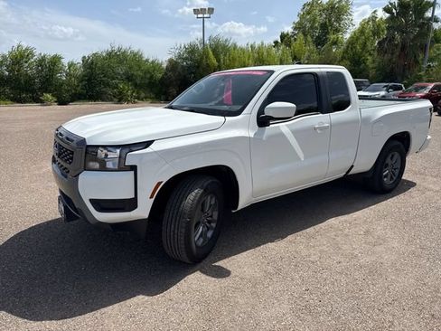 Used 2025 Nissan Frontier SV RWD image 3