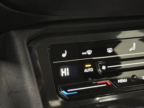 Used 2023 Volkswagen Tiguan SE image 7