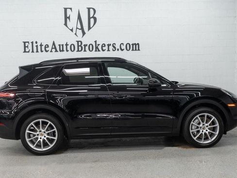 Used 2023 Porsche Cayenne AWD/4WD image 5