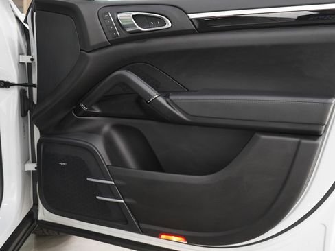 Used 2017 Porsche Cayenne Platinum Edition image 9