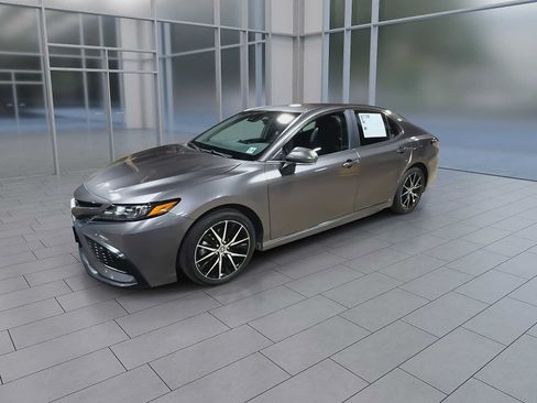 Used 2024 Toyota Camry SE AWD/4WD image 4