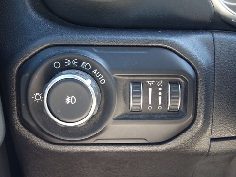 Used 2019 Jeep Wrangler Unlimited Sahara w/ Dual Top Group AWD/4WD image 24