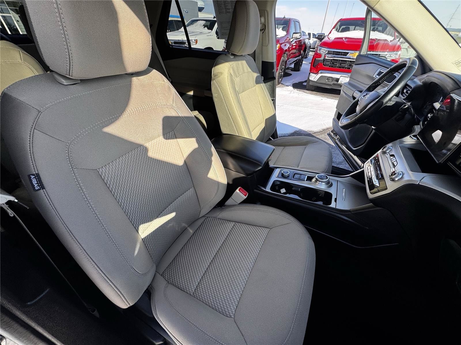 Used 2023 Ford Explorer XLT AWD/4WD image 10