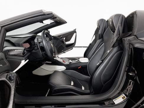 Used 2021 Lamborghini Huracan EVO RWD image 17