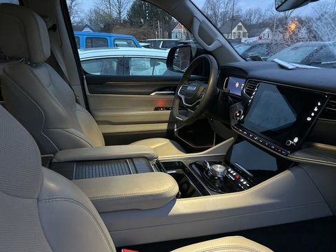 Used 2024 Jeep Wagoneer Series II w/ Flexible Seating Group image 6