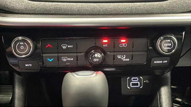 Used 2024 Jeep Compass Latitude AWD/4WD image 16