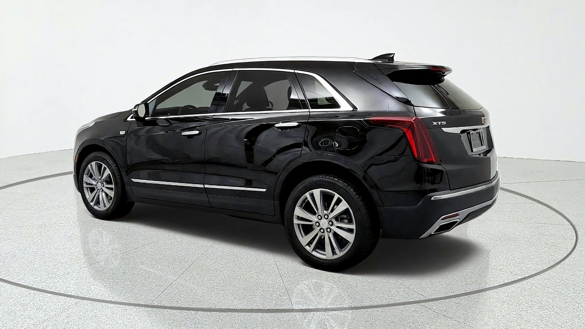 Used 2024 Cadillac XT5 Premium Luxury w/ LPO, Floor Liner Package FWD image 3