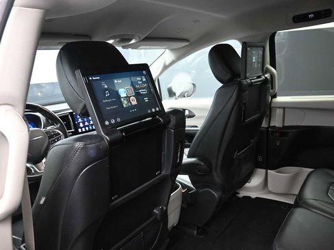 Used 2020 Chrysler Pacifica Touring-L Plus FWD image 23