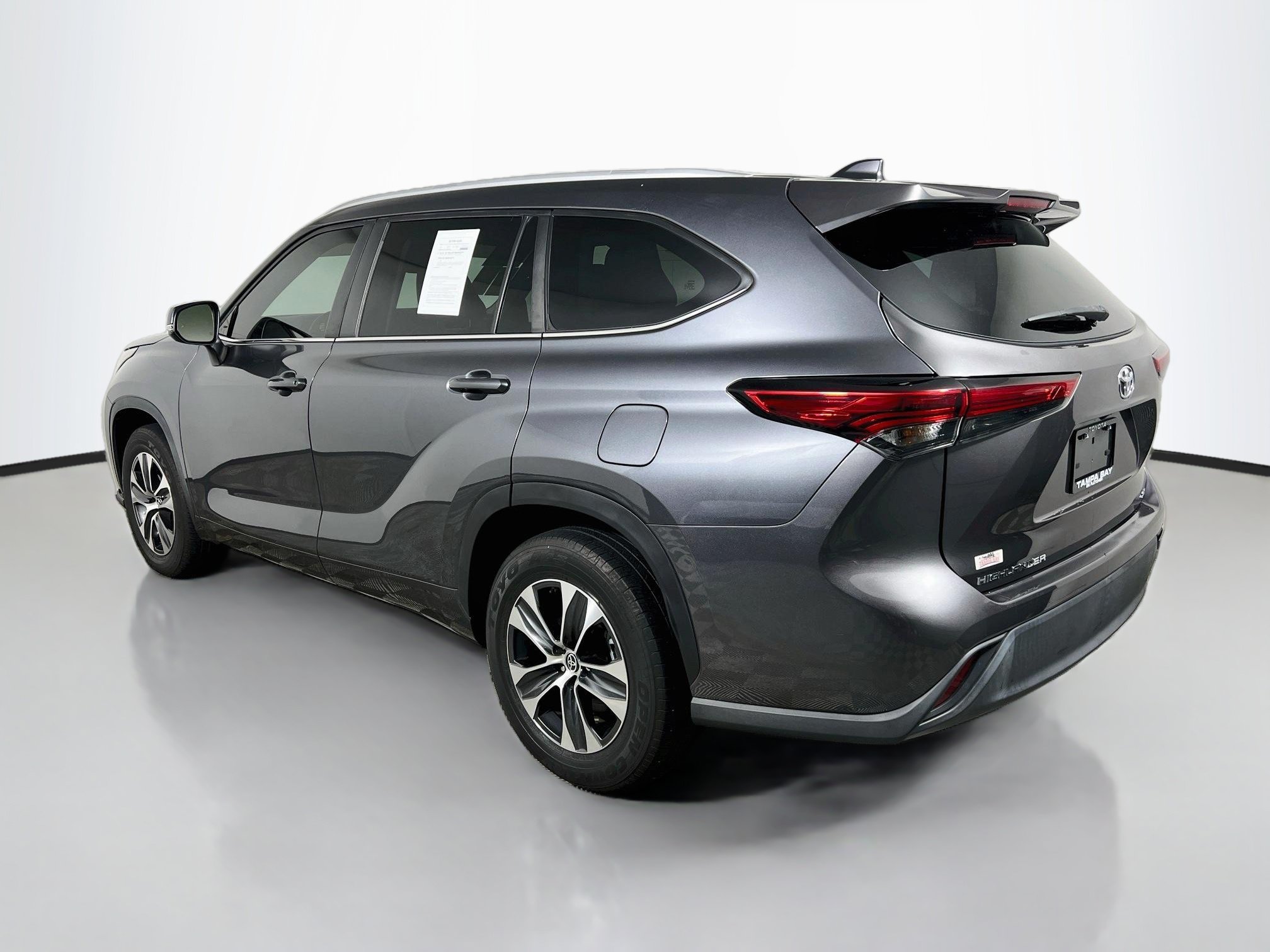 Used 2023 Toyota Highlander XLE FWD image 8