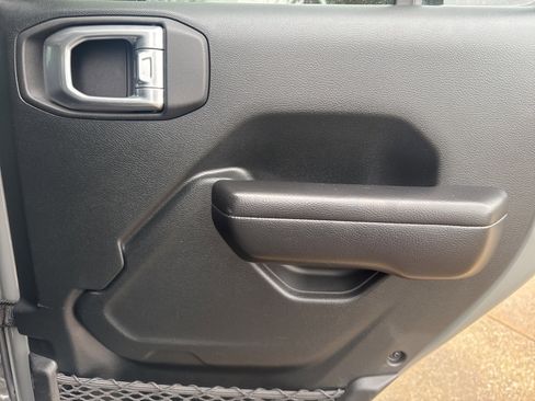 Used 2021 Jeep Gladiator Sport image 21