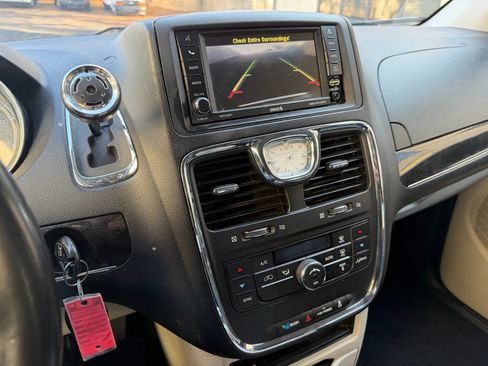 Used 2014 Chrysler Town & Country Touring FWD image 40