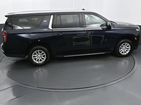 Used 2024 Chevrolet Suburban LT image 32