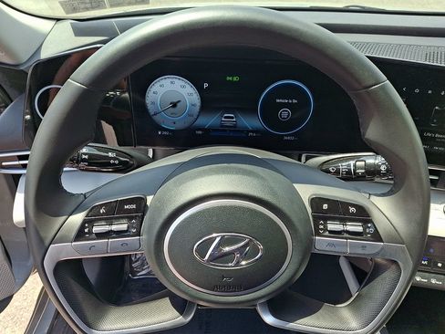 Certified 2022 Hyundai Elantra Limited w/ Preferred Accessory Package FWD image 21