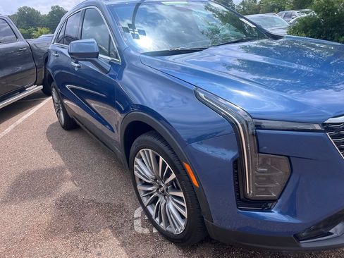 Used 2024 Cadillac XT4 Premium Luxury w/ Active Safety Package FWD image 3
