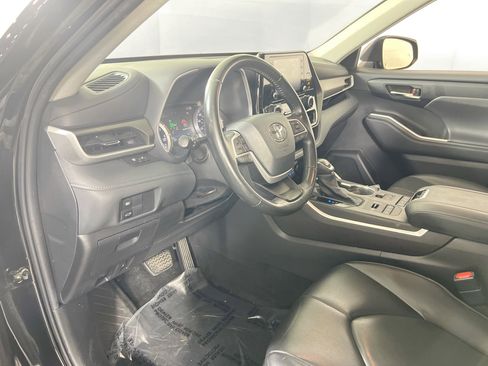 Used 2022 Toyota Highlander XLE image 9