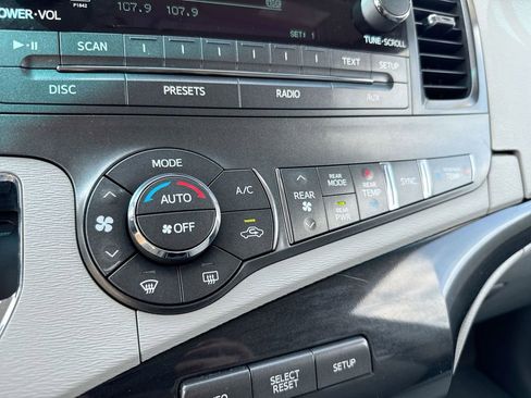 Used 2013 Toyota Sienna LE w/ Towing Pkg FWD image 16