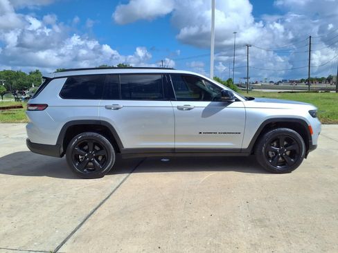 Used 2023 Jeep Grand Cherokee L Laredo RWD image 5