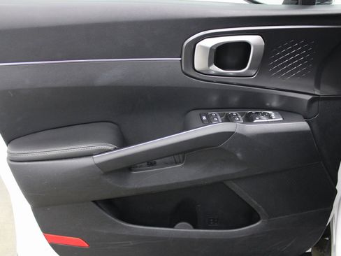 Used 2024 Kia Sorento S image 11