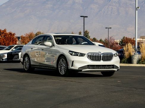 Used 2025 BMW 530i xDrive w/ Premium Package image 7