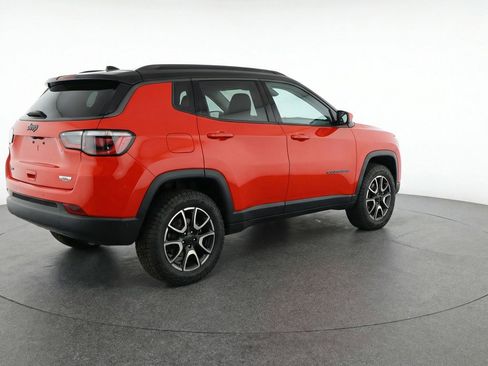 Used 2025 Jeep Compass Trailhawk image 9